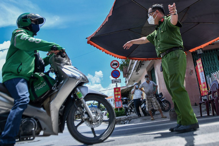 Xử phạt nặng người ra đường không có lý do chính đáng