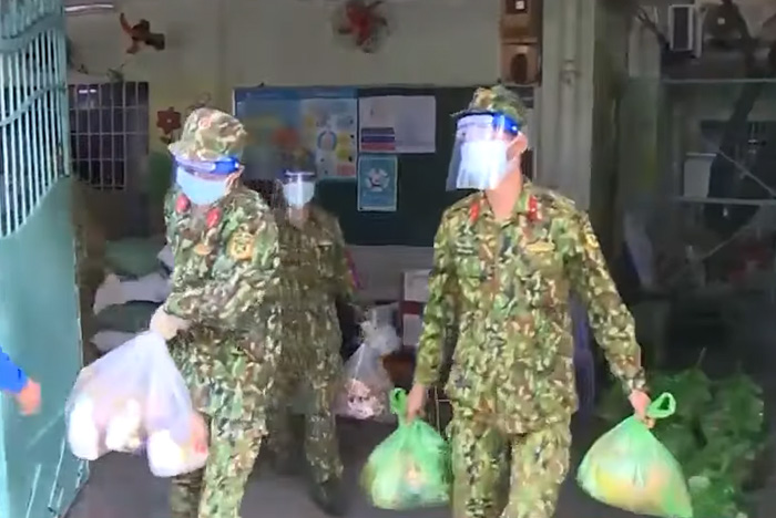 Bộ đội mang nhu yếu phẩm đến từng nhà F0