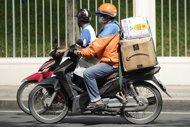 TP. Hồ Chí Minh: Băn khoăn của shipper khi hoạt động lại