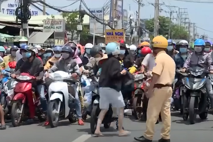 Hỗ trợ người dân có nhu cầu về quê
