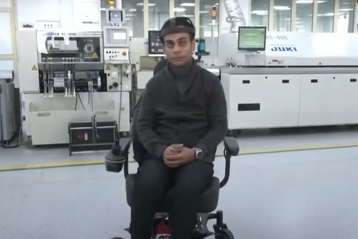 Xe lăn điều khiển bằng não người dùng