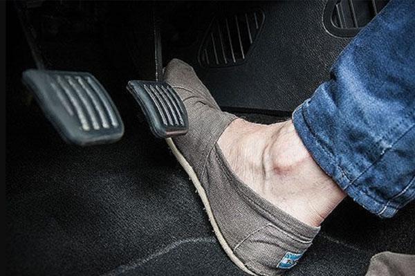 5 lý do thiết kế chân phanh gần chân ga