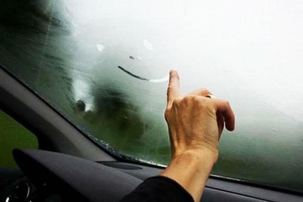 5 mẹo xử lý kính ô tô bị mờ đơn giản, hiệu quả