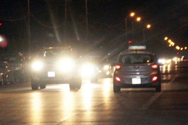 Bật đèn pha không đúng quy định: Mức xử phạt là bao nhiêu?