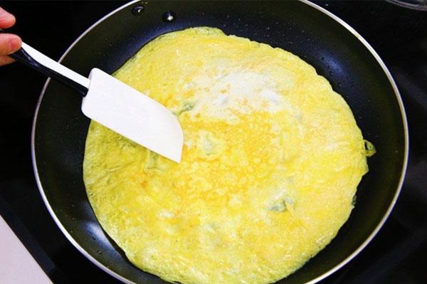 Bí quyết rán trứng không dính chảo, vàng rụm, đẹp mắt