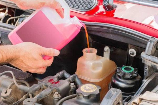 Điểm mặt 3 công dụng nước làm mát ô tô không phải ai cũng biết