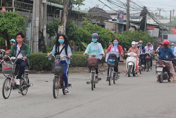 Học sinh đi xe đạp điện và những nguy hiểm tiềm tàng