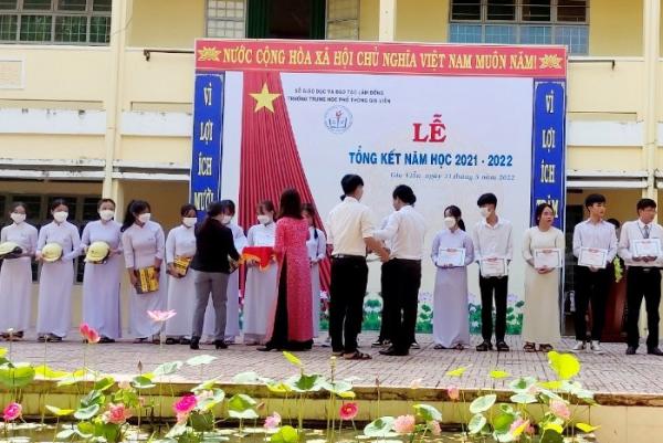 Lễ trao tặng các phần quà tài trợ tại trường THPT Gia Viễn trong chương trình kí ức trường xưa 2022