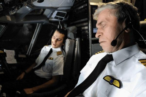 Top 3 lý do phi công ngủ khi máy bay hoạt động bạn nên biết