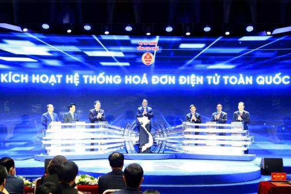 Trao tặng ba khách hàng may mắn trúng số hóa đơn điện tử, mỗi giải 50 triệu đồng