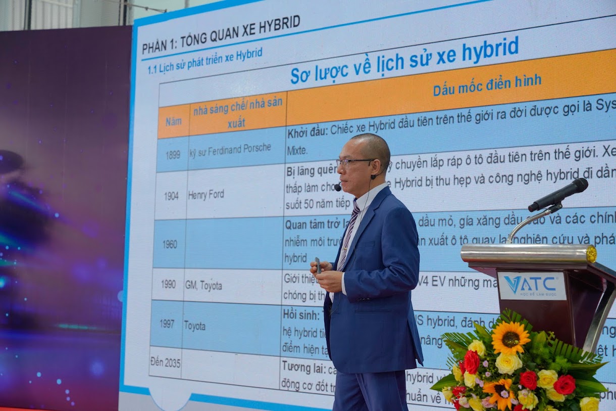 Chuyên gia Nguyễn Đình Thống chia sẻ trong buổi hội thảo Tiếp cận kỹ thuật xe ô tô điện