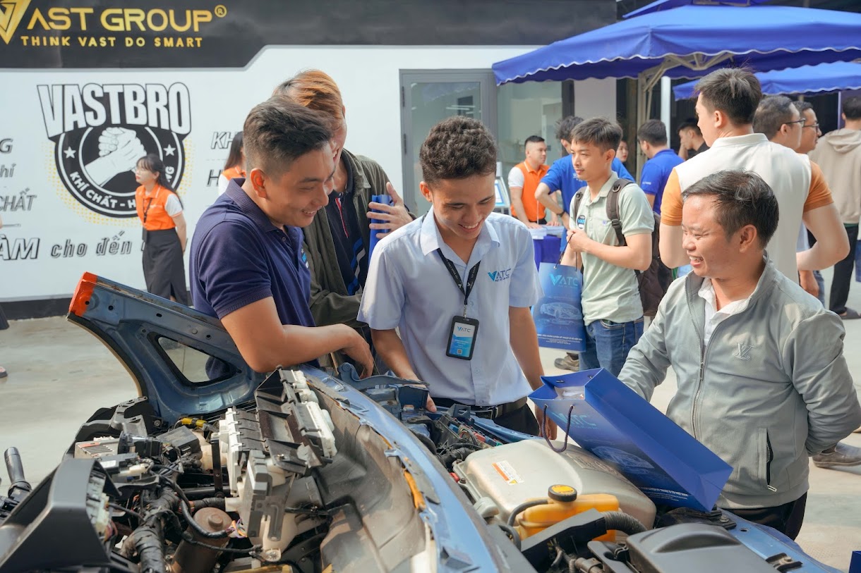 Sự kiện diễn ra đã giúp cho những khách mời đam mê có cái nhìn tổng quan và hiểu rõ hơn về xe điện