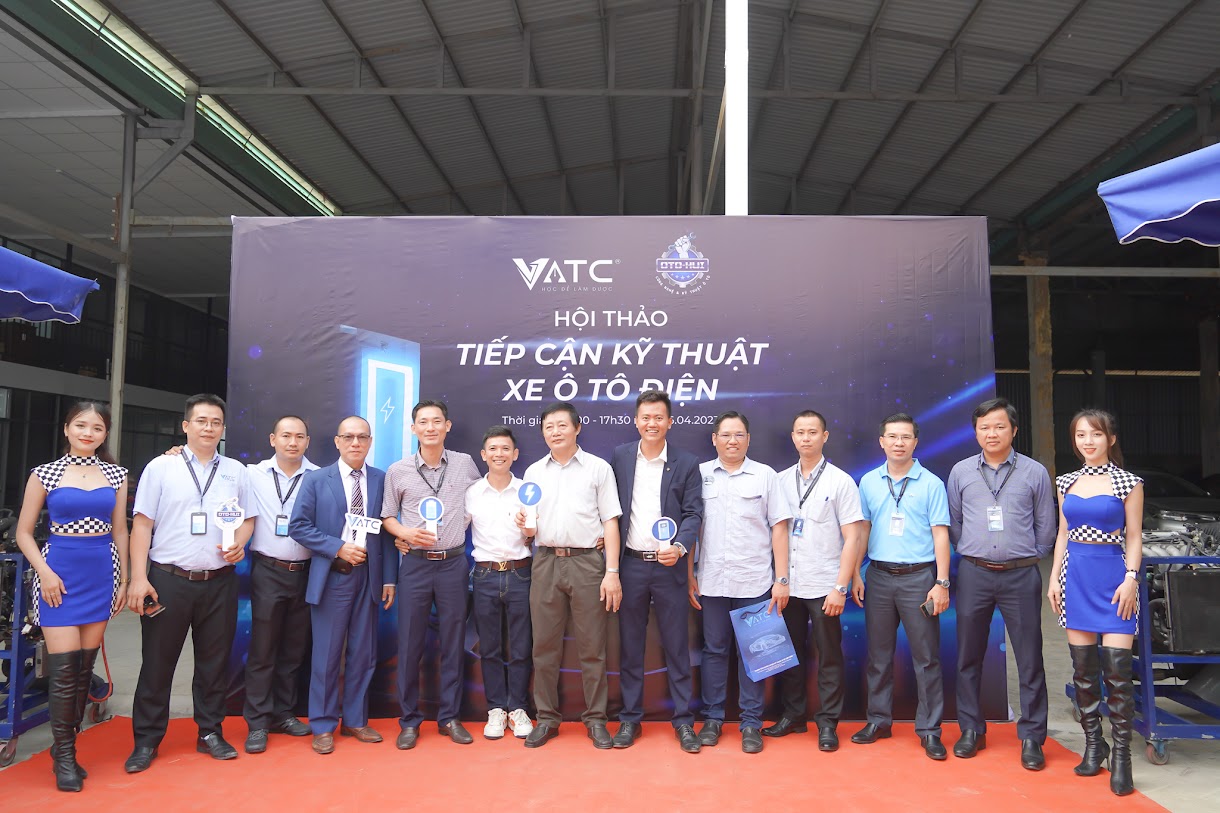 Mọi người đã chụp với nhau bức ảnh lưu niệm trong hội thảo tiếp cận kỹ thuật xe ô tô điện