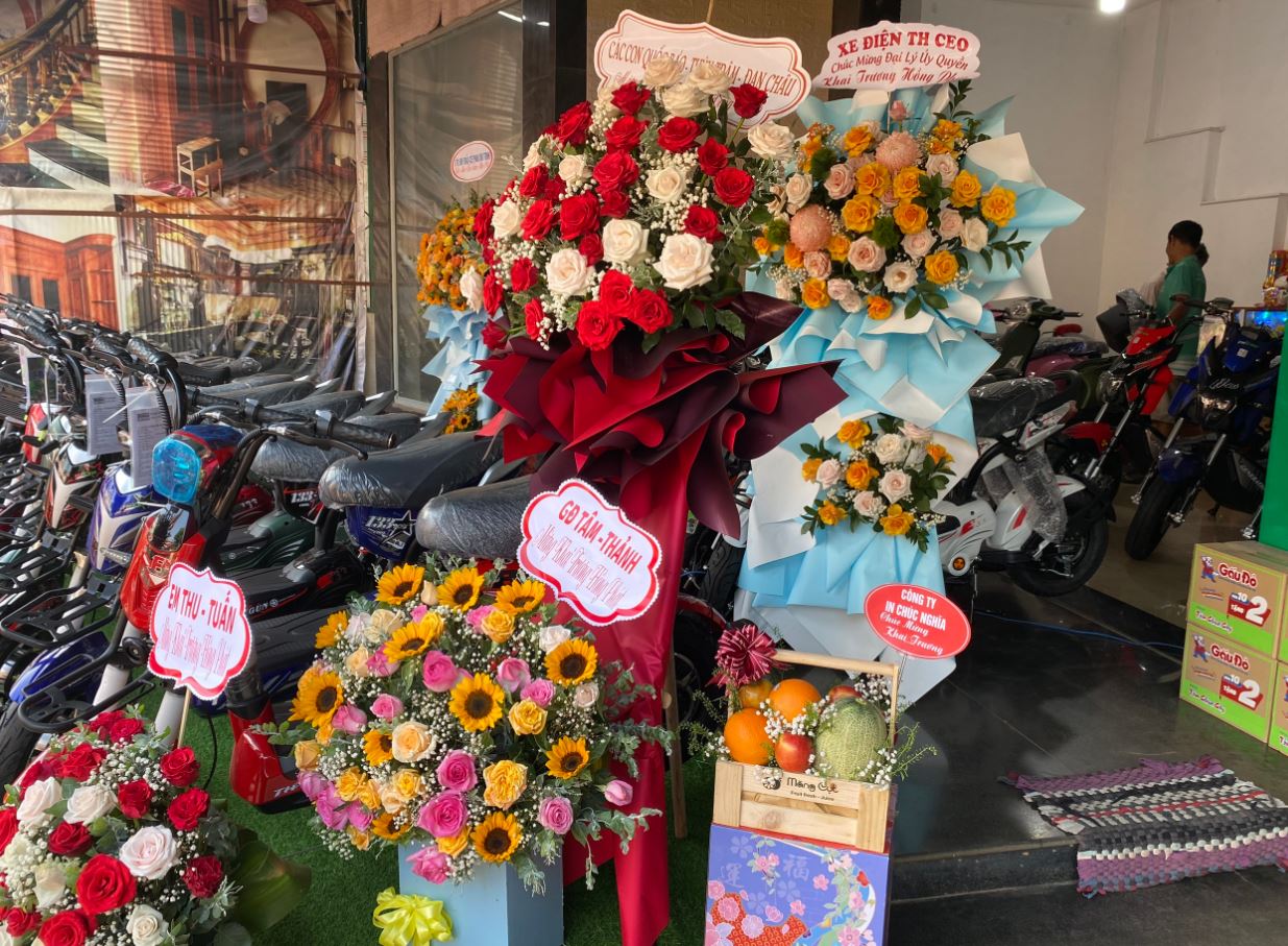 Để góp phần cho sự thành công buổi lễ không thể kể đến những lẵng hoa rực rỡ của đối tác thay cho lời chúc may mắn