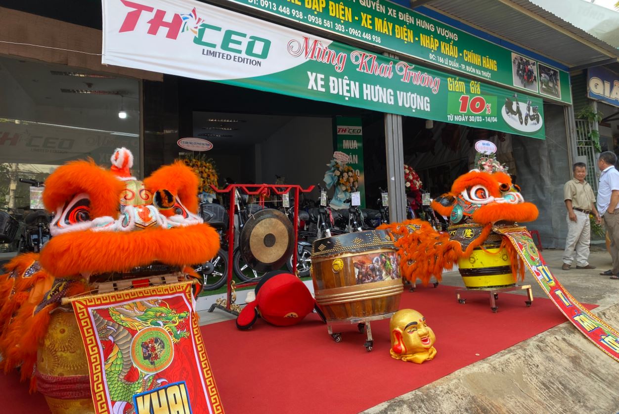 Để  thể hiện niềm tin, mong muốn công việc kinh doanh được thuận lợi, cửa hàng đã có màn múa Lân Sư Rồng độc đáo