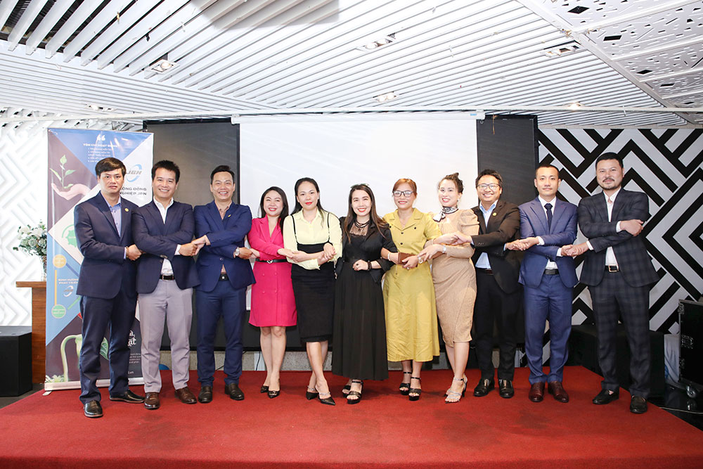 Ban điều hành Plus Growth chụp hình cùng ban điều hành JBN JOY SUN