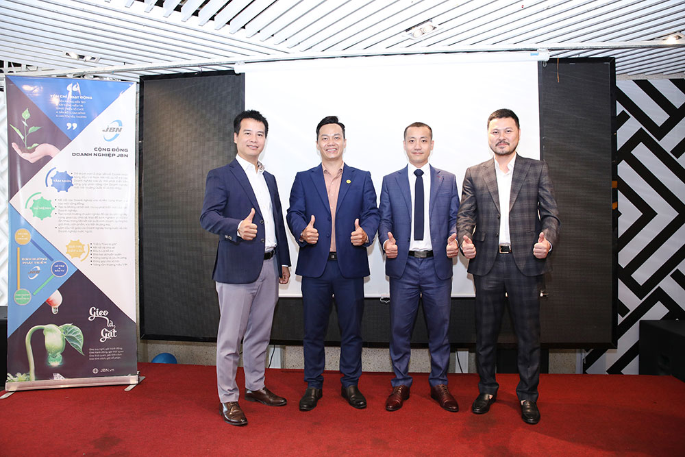 Trần Minh Phước chụp hình cùng đội ngũ sáng lập Plus Growth