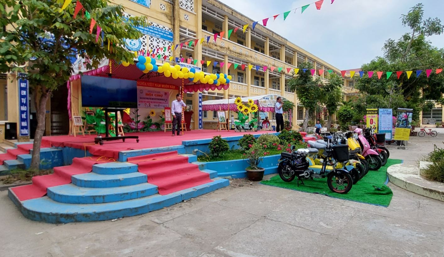 Chủ cửa hàng Đức Tuyên đã có đôi lời phát biểu về vấn đề sử dụng xe điện của các bạn học sinh
