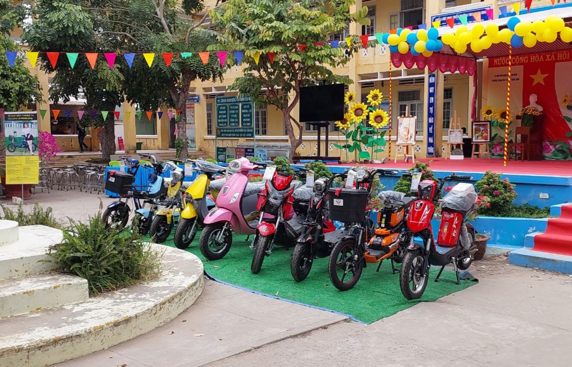 Cửa hàng đã trưng bày xe của các hãng khác nhau giúp nhà trường và các bạn học sinh có thể ngắm nhìn trực tiếp