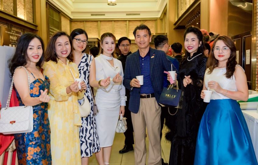 Cuối sự kiện, mọi người cùng nhau thưởng thức tiệc trà chiều với những món bánh ngọt hấp dẫn và thơm ngon