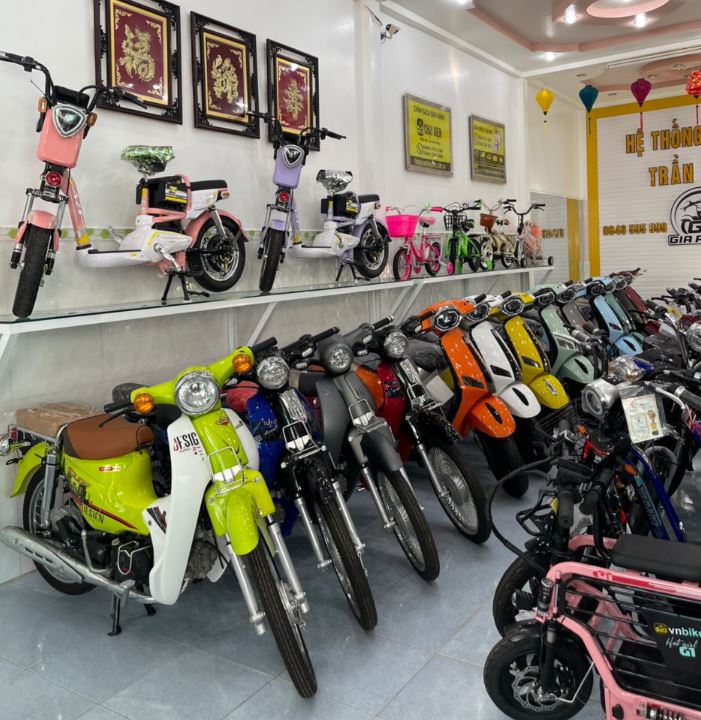 Trong không gian rộng rãi, thoải mái, những chiếc xe điện của TGXCĐ được sắp xếp một cách gọn gàng, ngăn nắp