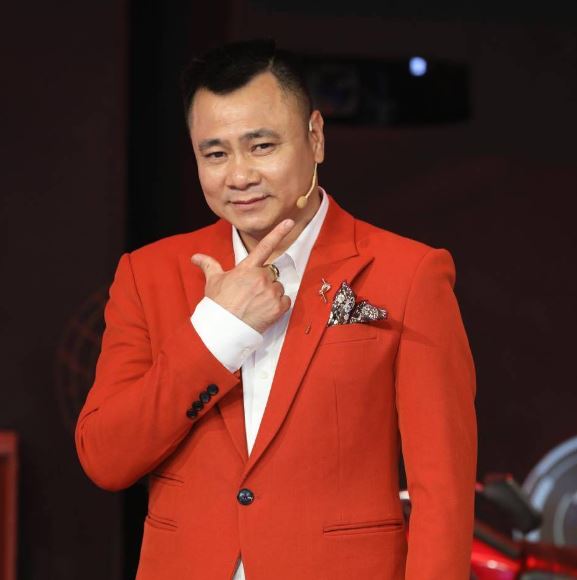 Tự Long là một trong những nghệ sĩ hài nổi tiếng ở nước ta