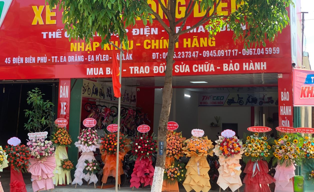 Trong buổi lễ tổ chức, đã có rất nhiều đối tác khách hàng tặng cho cửa hàng những lẵng hoa tươi thắm