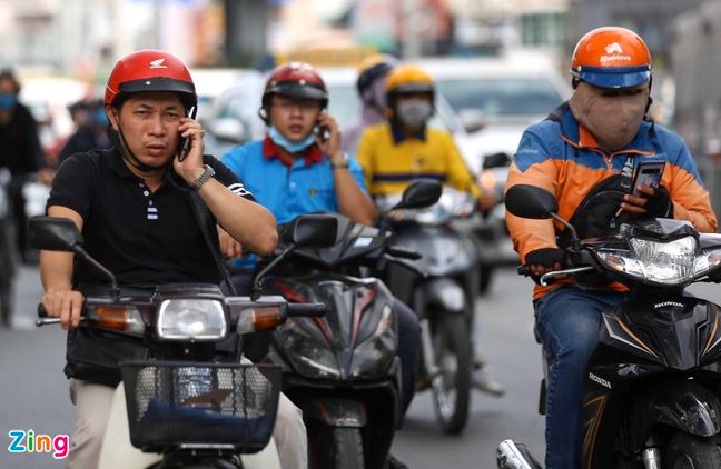 Vừa đi xe máy vừa sử dụng điện thoại là hành vi gây nguy hiểm