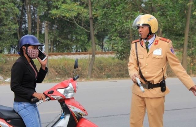 Sử dụng điện thoại di động khi đang điều khiển xe trên đường sẽ bị phạt từ 1- 2 triệu đồng