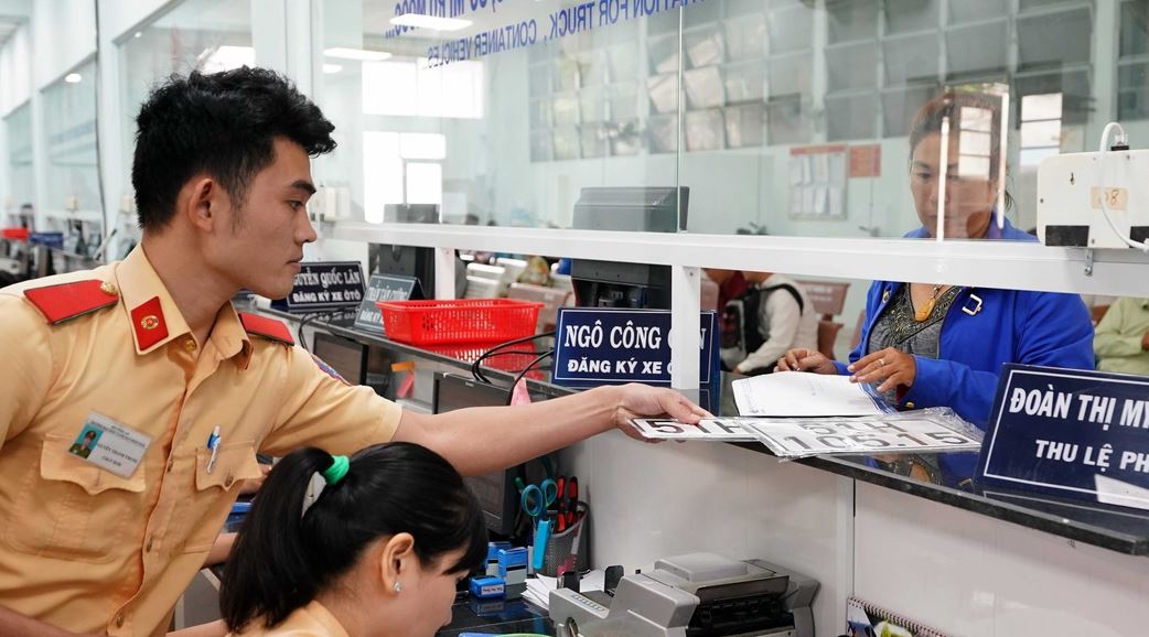 Thủ tục đăng ký xe máy và xe ô tô của tỉnh bao gồm: Chuẩn bị và nộp hồ sơ, nộp lệ phí trước bạ,..