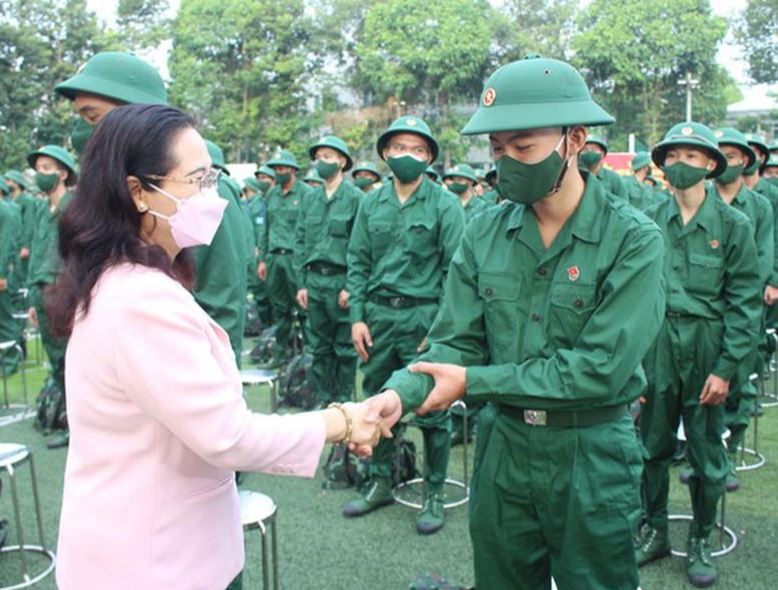 Mọi công dân nam đủ 17 tuổi, công dân nữ đủ 18 tuổi mà đáp ứng đầy đủ các điều kiện thì được đăng ký tham gia nghĩa vụ quân sự