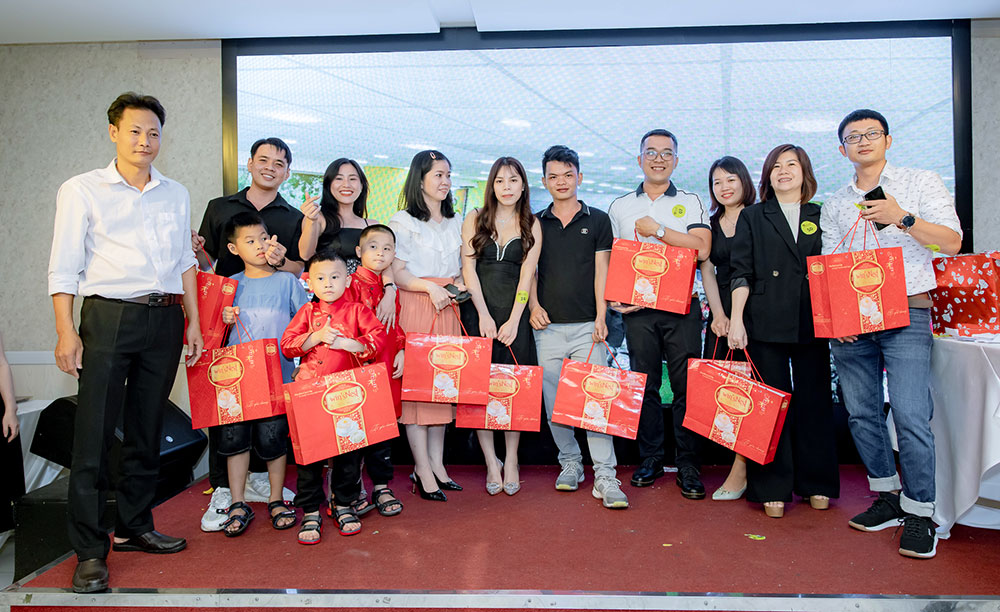 Buổi họp mặt diễn ra nhằm gắn kết nội bộ giữa các nhân viên trong công ty