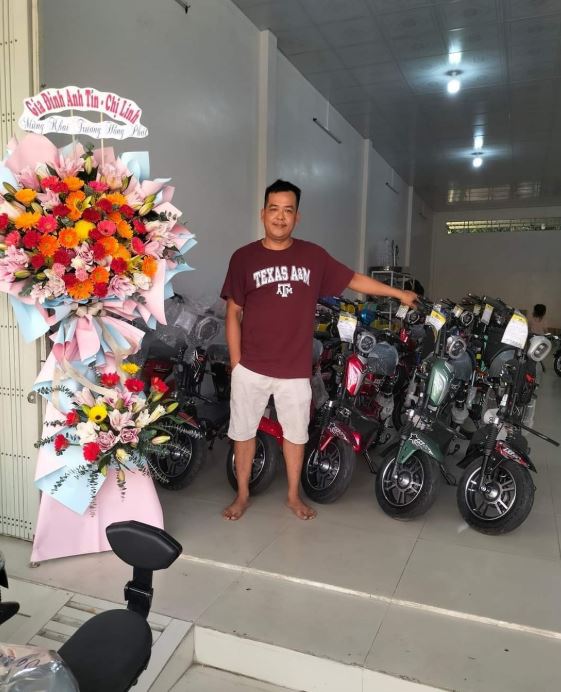 Buổi khai trương tại đại lý diễn ra thành công tốt đẹp với sự góp mặt của khách hàng cùng lẵng hoa tươi thắm