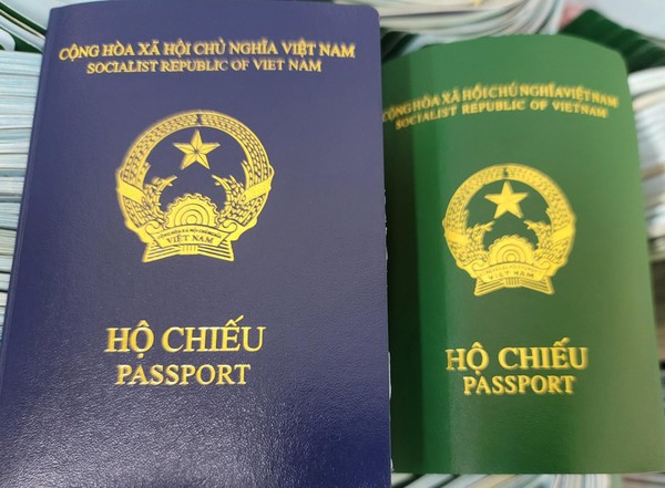 Hộ chiếu mẫu mới (trái) và mẫu hộ chiếu cũ (phải)