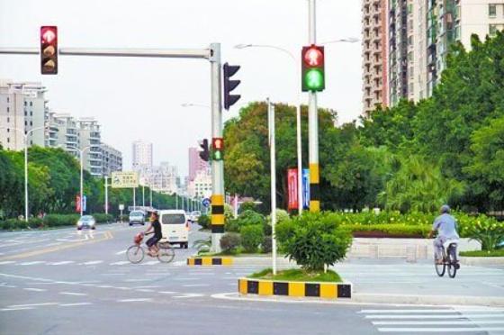 Phải nhường cho người đi bộ qua đường và các phương tiện đi từ các hướng khác được phép đi