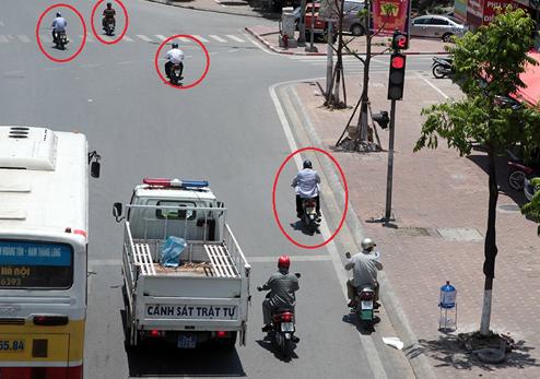 Trong khu vực vạch này, các phương tiện không được phép dừng đỗ, phải tiếp tục di chuyển