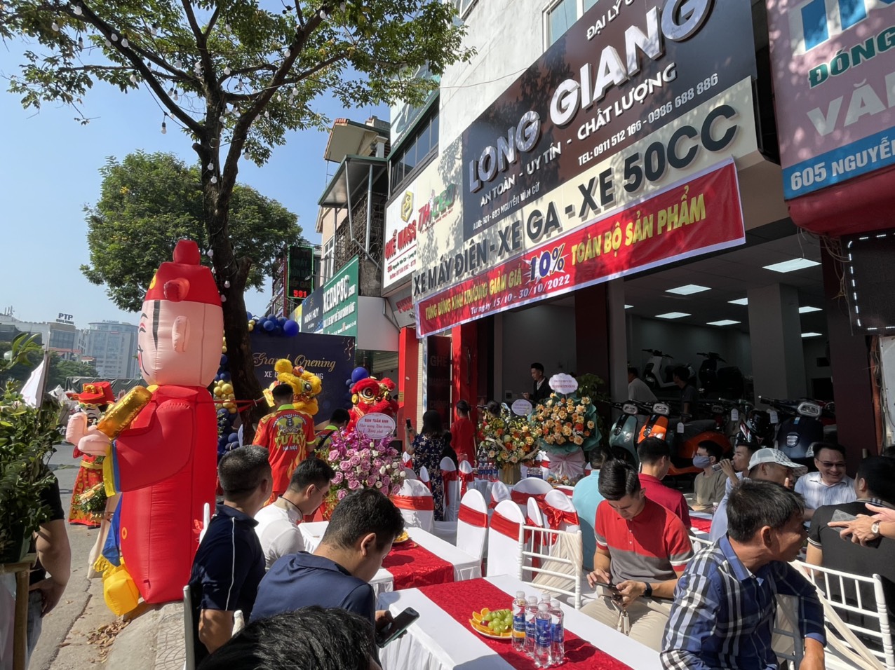 Buổi lễ khai trương diễn ra rất thành công với sự tham gia của bạn bè và khách mời