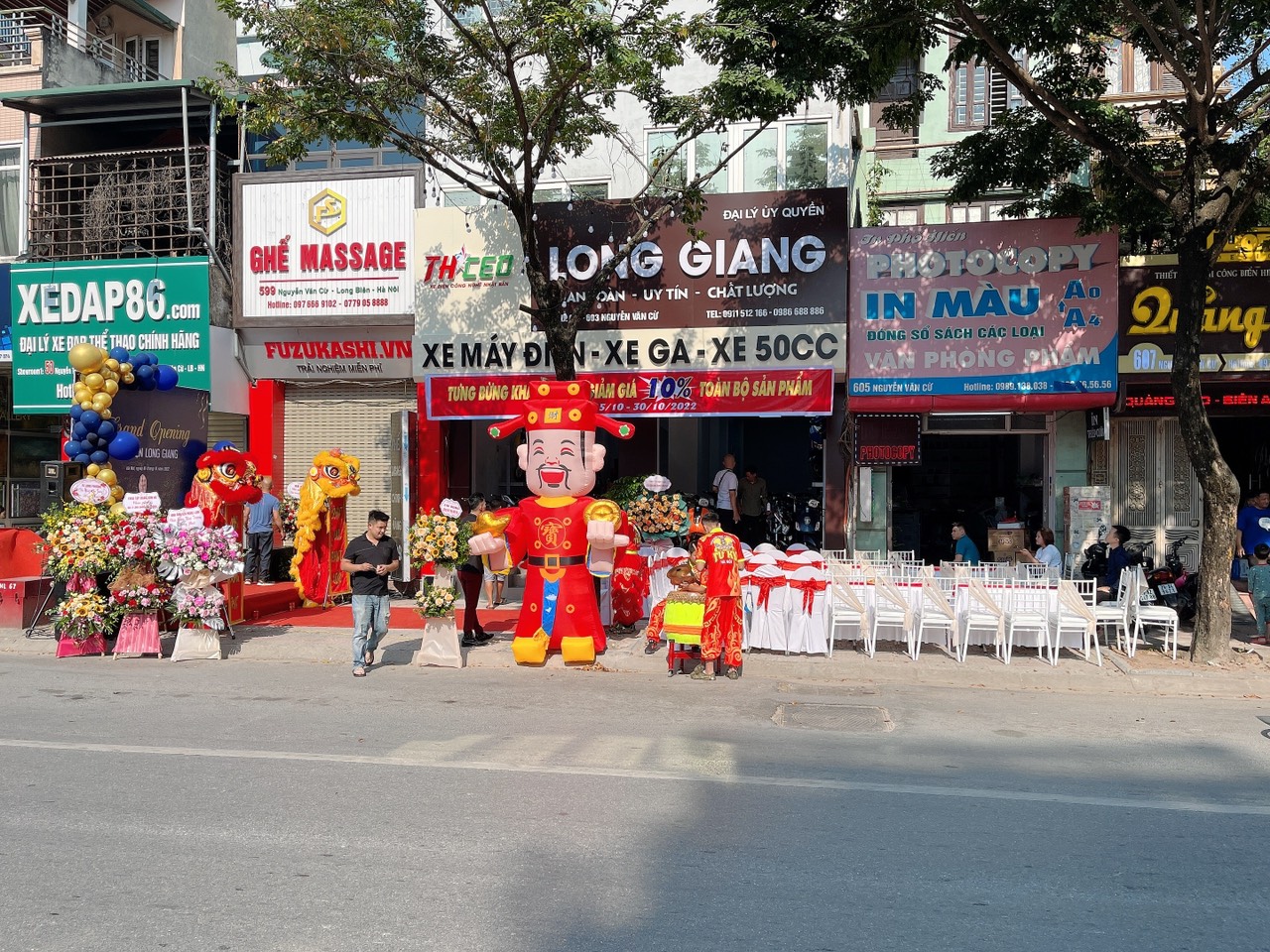 Đại lý này có vị trí nằm ngay vị trí bắt mắt, sát cạnh mặt đường, giúp khách hàng dễ dàng tìm thấy và ghé vào tham quan mua sắm