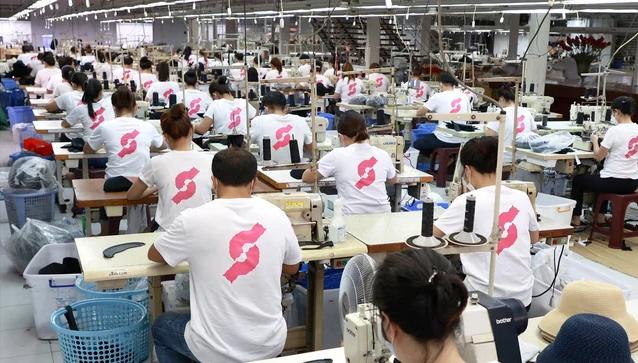 Toàn cảnh các nhân công đang lắp ráp mũ bảo hiểm của hãng