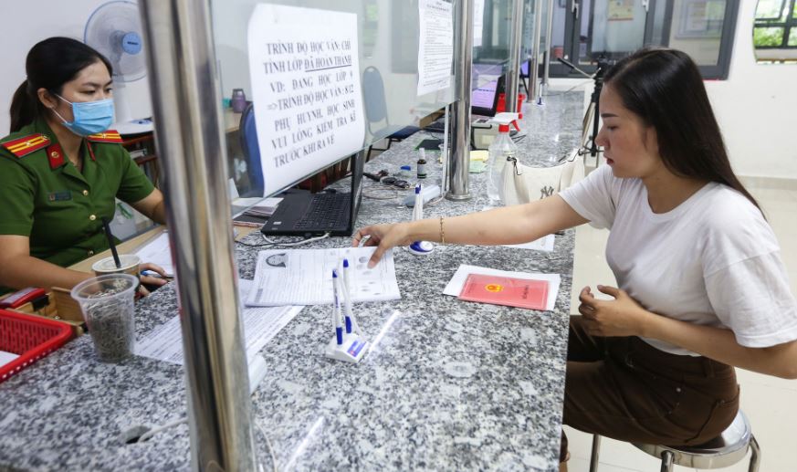 Nhiều thủ tục đòi sổ hộ khẩu do bộ, ngành chưa kết nối với CSDLQGVDC