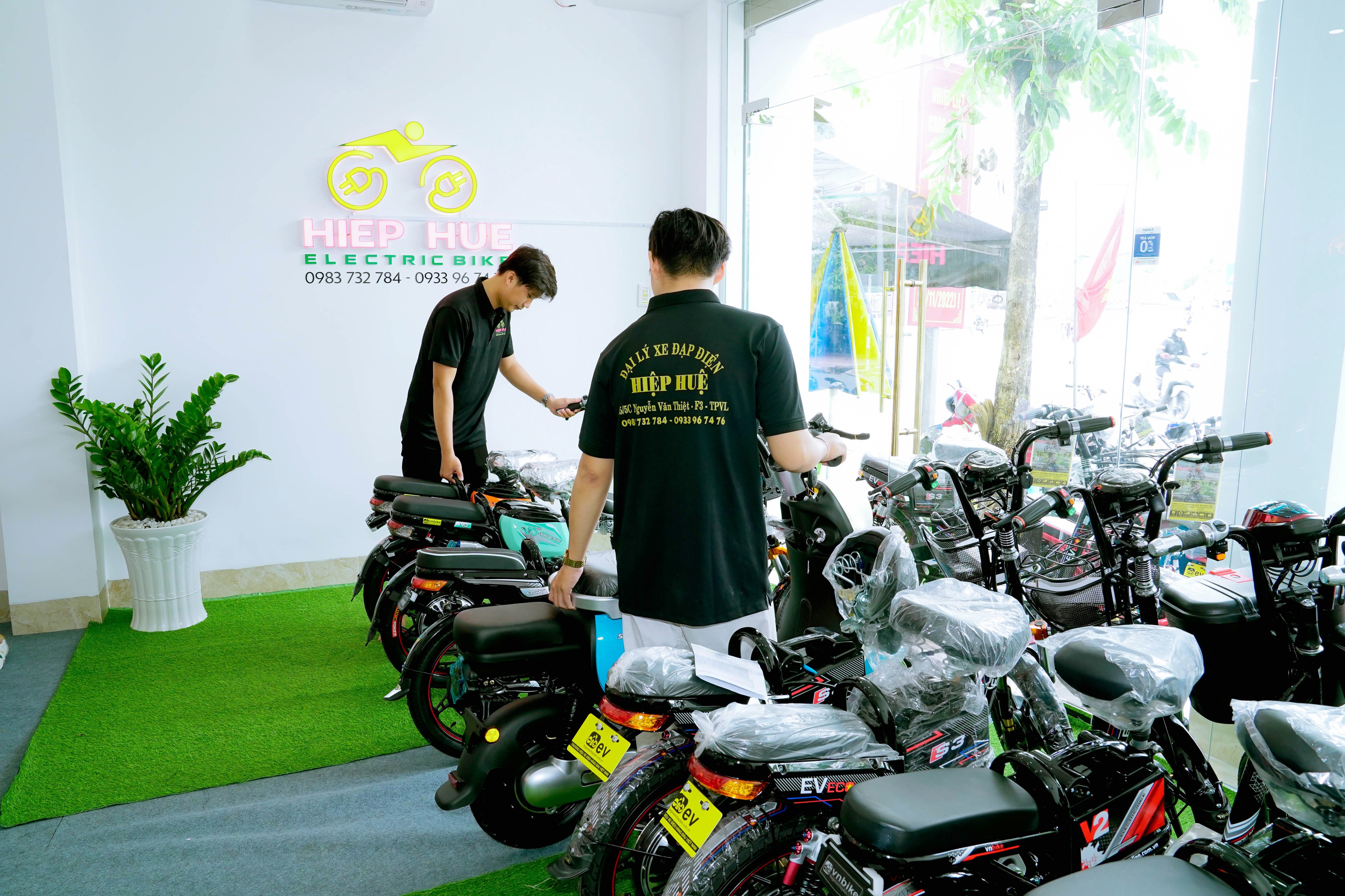 Hình ảnh nhân viên hướng dẫn tận tình cho khách hàng