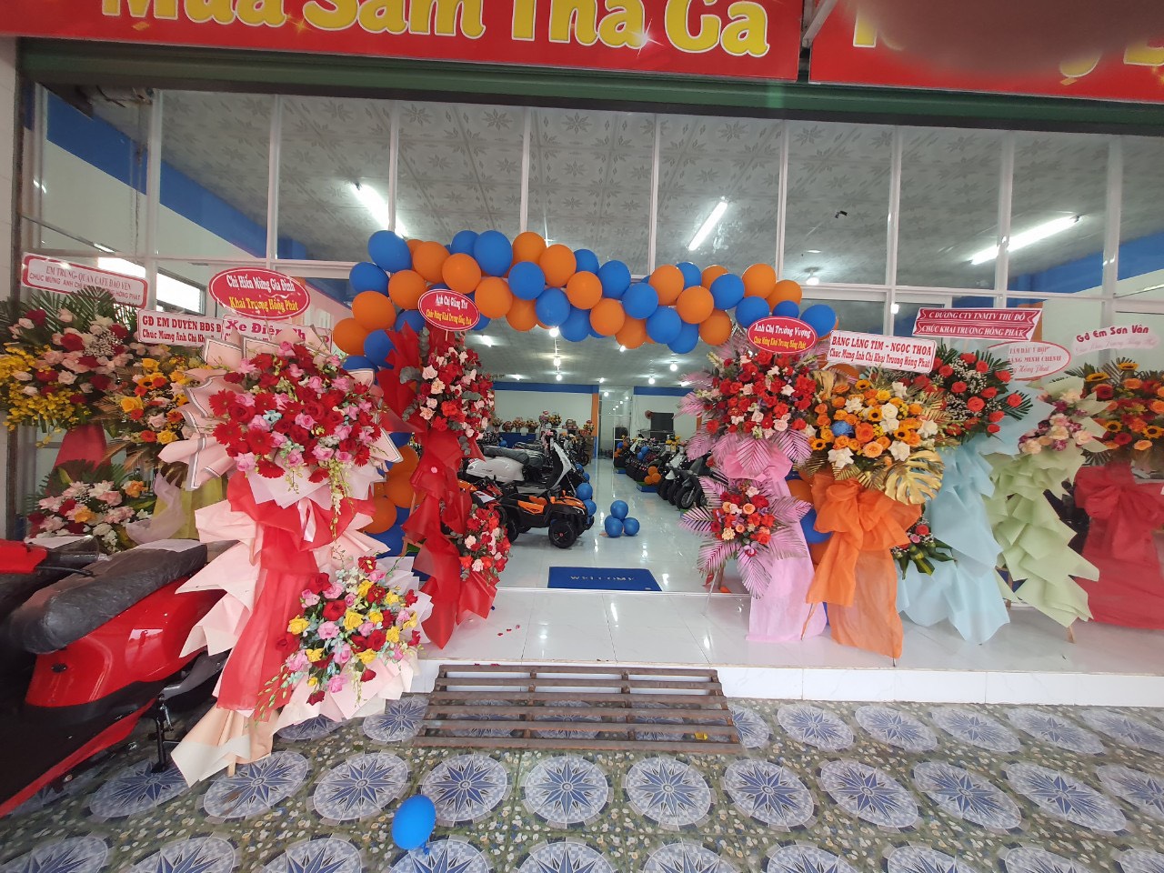 Lẵng hoa tươi tắn chúc mừng đến từ quý đối tác THCEO
