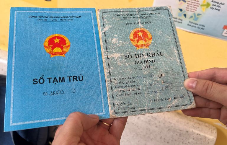 Sau khi bị thu hồi sổ hộ khẩu giấy bạn có thể tới trực tiếp cơ quan đăng ký trong cả nước