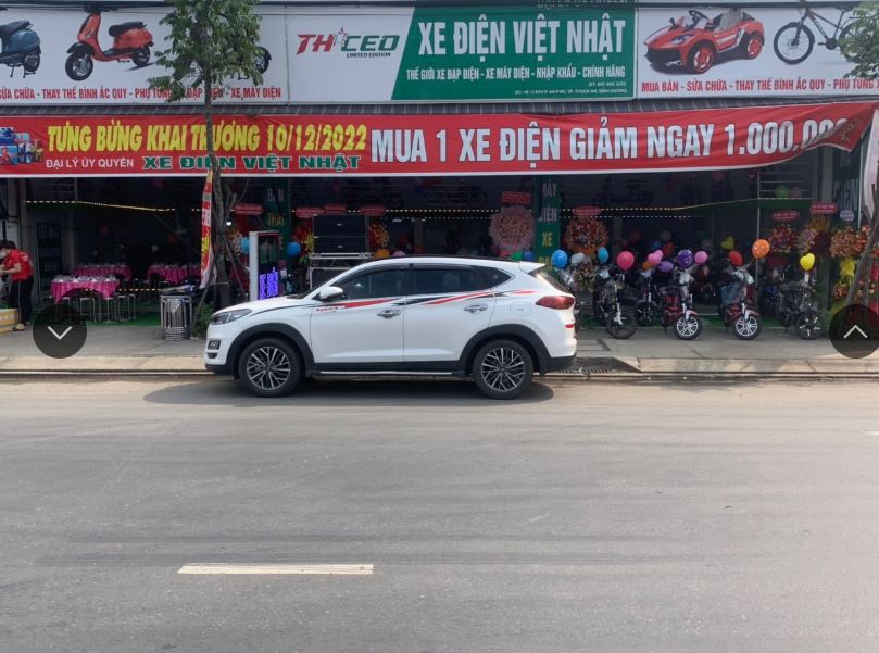 Đại lý đã gài những quả bóng bay vào trên đầu xe để làm tôn thêm vẻ đẹp cho chiếc xe điện ngày khai trương