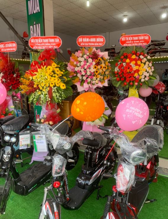 Trong không khí vui tươi, nhộn nhịp đã có sự góp mặt của những lãng hoa tươi thắm