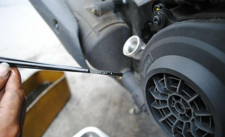 Nên kiểm tra dầu thường xuyên để biết rõ tình trạng của xe