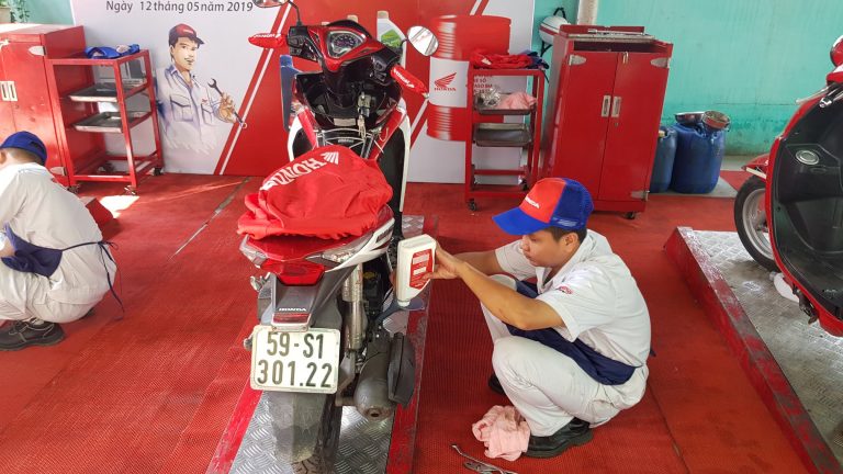 Thay dầu định kỳ giúp bạn bảo vệ tốt động cơ xe