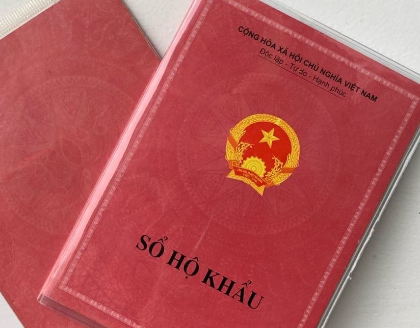 Hộ khẩu thường trú(sổ hộ khẩu) là các loại sổ do cơ quan cấp cho các hộ gia đình để ghi chính xác thông tin của các thành viên trong gia đình