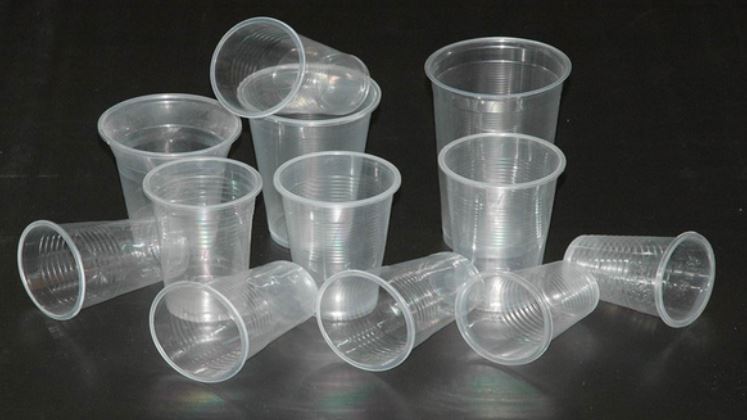 Không nên dùng cốc nhựa để uống cà phê