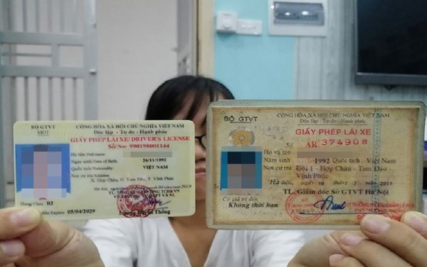 Để phân biệt bằng lái xe máy thật và giả cần sử dụng 3 cách cơ bản sau: kiểm tra qua mắt thường, kiểm tra qua tin nhắn và qua mạng internet